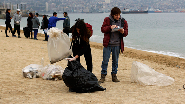 Descubren que el plástico vertido en el mar hace crecer bacterias marinas