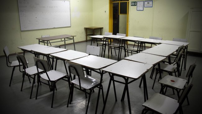 El 57% de los alumnos de octavo básico aprobaría una dictadura que diera 