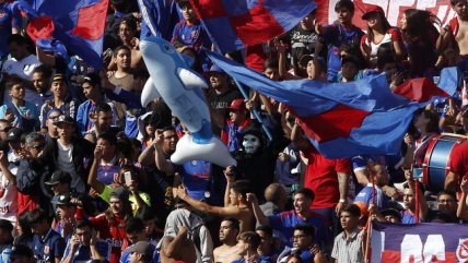 Hinchas de la U invadieron la cancha del Nacional durante el banderazo