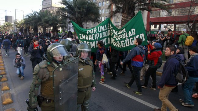 Profesores y estudiantes explican razones de la primera marcha del año por la educación