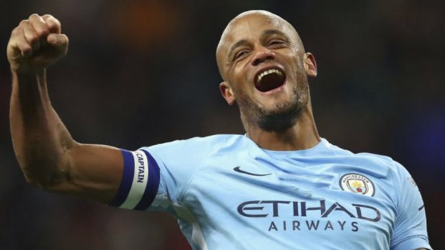 Kompany dio un animado discurso en un pub tras ganar la Premier con Manchester City