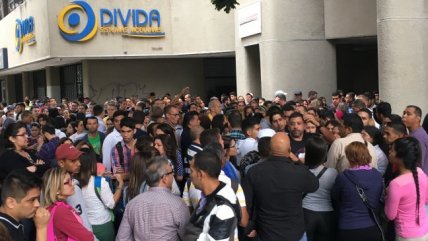   Cerca de 700 venezolanos esperan en consulado de Chile en Caracas tras cambio de visa 