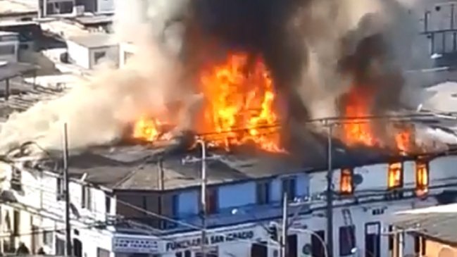 Incendio destruyó seis casas y afectó cinco locales comerciales en el centro de Iquique