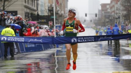   Bajo una intensa lluvia se corrió este lunes la edición 122 del Maratón de Boston 