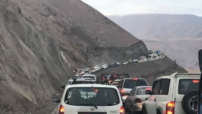 Colisión por alcance provocó taco kilométrico en bajada de Alto Hospicio a Iquique