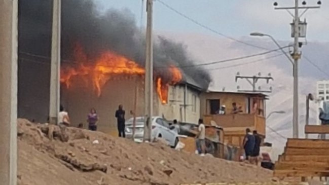 Nuevo incendio en Iquique destruye cuatro casas y deja 20 damnificados