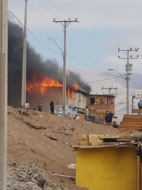 Nuevo incendio en Iquique destruye cuatro casas y deja 20 damnificados