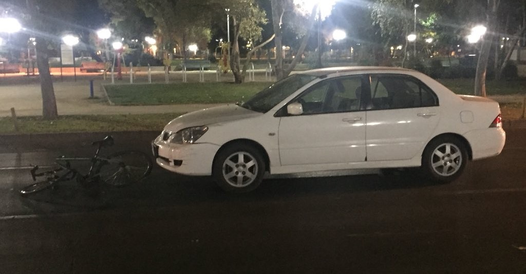 Ciclista que circulaba contra el tránsito fue impactado por auto en Providencia