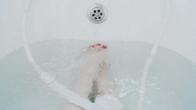 Llegó a su casa y encontró a una mujer desnuda en su tina comiendo Cheetos