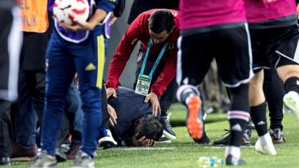   Técnico de Besiktas fue agredido por la hinchada de Fenerbahce en el clásico turco 
