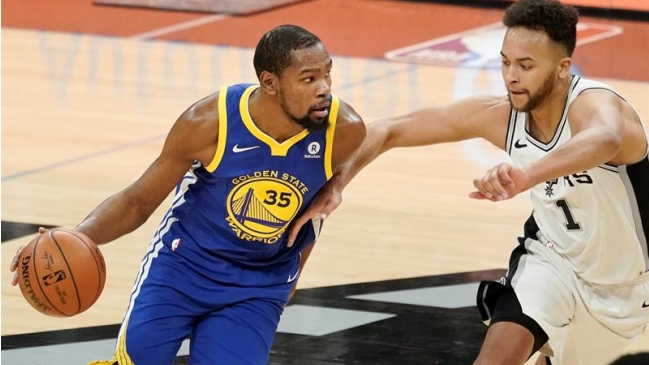 Durant acercó a Warriors a la barrida en noche emotiva de los Spurs