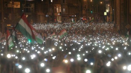   Decenas de miles se manifestaron en Hungría contra el gobierno del ultraderechista Orbán 