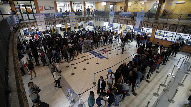 Cientos de extranjeros pasaron la noche en el Víctor Jara esperando inicio de proceso de regularización