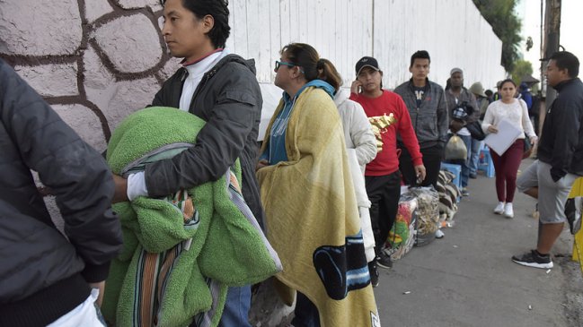 Iquique: Sacan a capataz de fila que hacía listas de inmigrantes para 