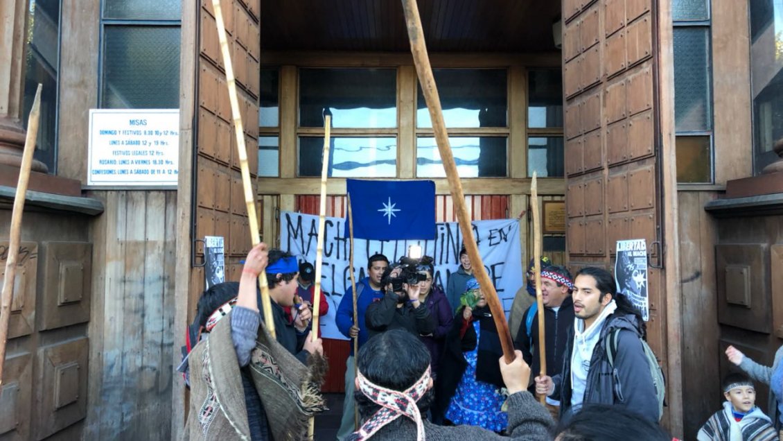 Comunidades indígenas se toman catedral de Puerto Montt en apoyo a Celestino Córdova