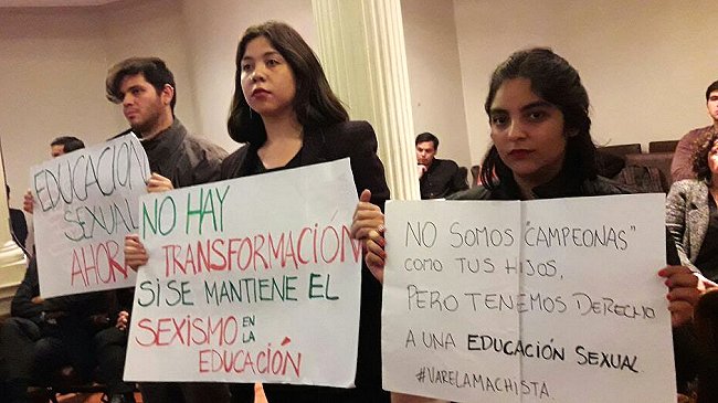 Estudiantes protestaron contra ministro Varela en la Casa Central de la U. de Chile