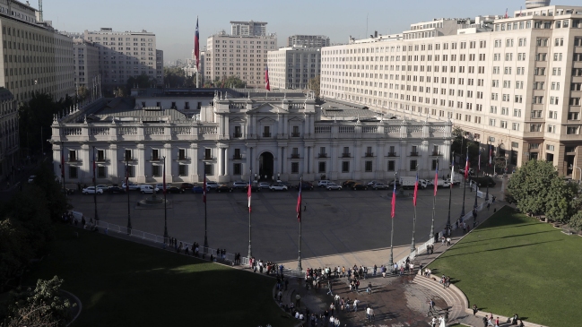 Gobierno de Bachelet registró fuerte aumento de funcionarios a contrata