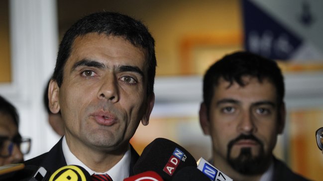 Gajardo contra Abbott: Sus mensajes a los fiscales son 