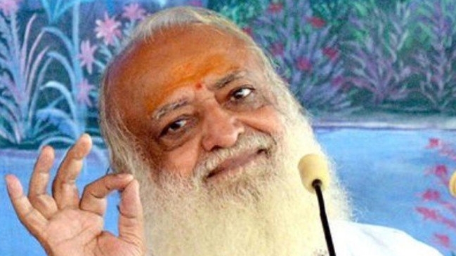 Condenan a un popular gurú por violar a una menor en la India