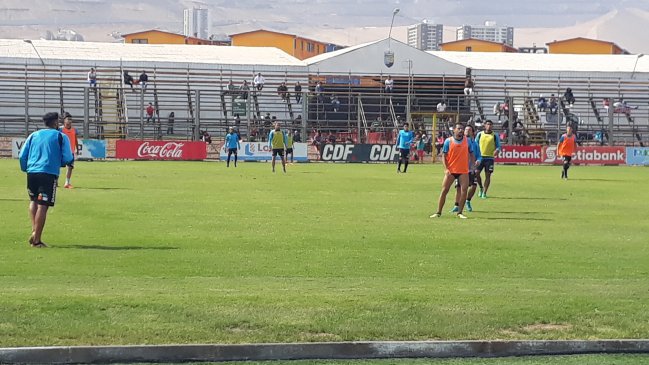 Entrenamiento de Deportes Iquique amenizó trámites de migrantes en Estadio de Cavancha