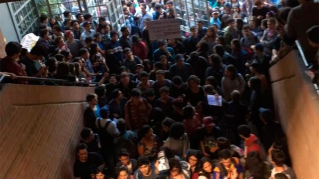 Estudiantes de la UC intentaron funar foro en que participaría José Antonio Kast