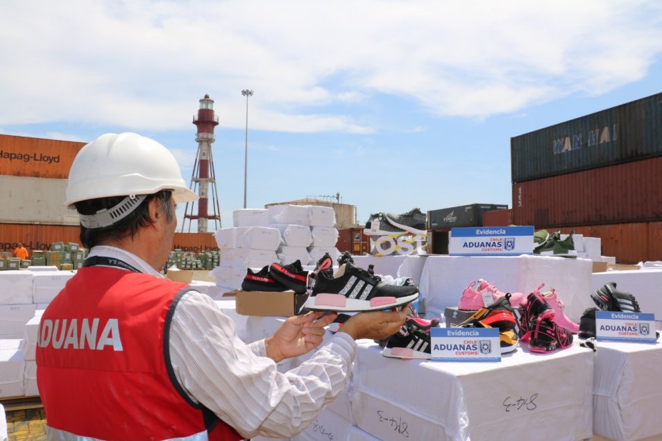 Incautan millonario contrabando de zapatillas falsificadas en Iquique