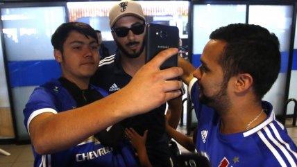   Grupo de hinchas apoyó a la U en su arribo a Chile, pero mostró lienzo dedicado a Carlos Heller 