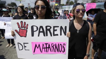   Mujeres de El Salvador se manifestaron y exigieron justicia en casos de femicidio 