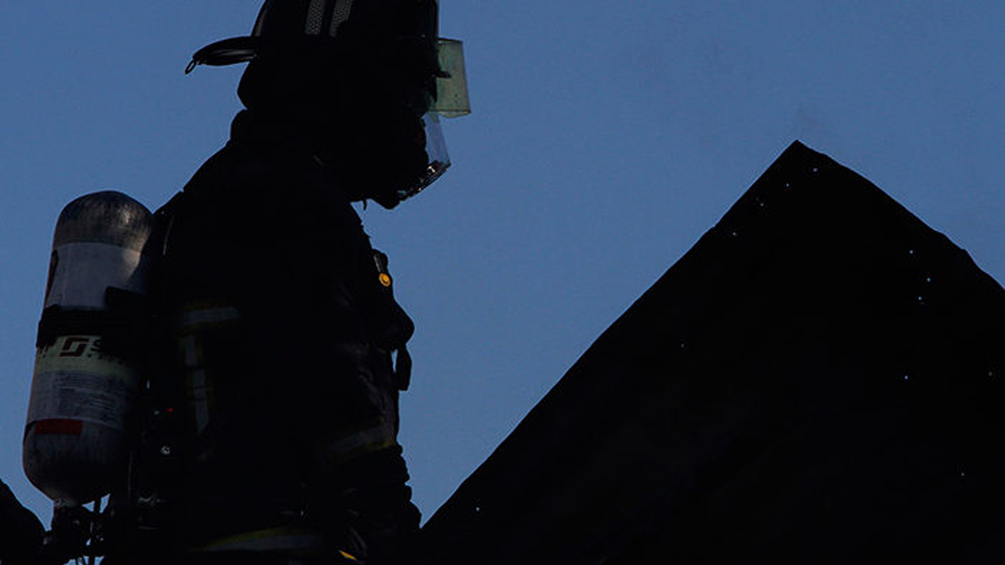 Incendio destruyó una casa y dejó a una persona lesionada en Puerto Montt