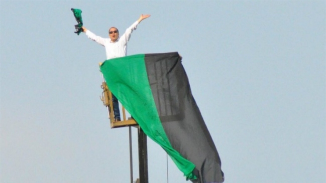 Increíble: En Turquía, un hombre vio el partido de su equipo desde una grúa