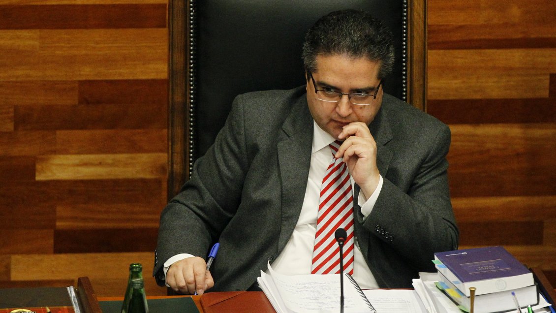 Sumario y suspensión de ex presidente del TC tensiona a la Facultad de Derecho de la Universidad de Chile