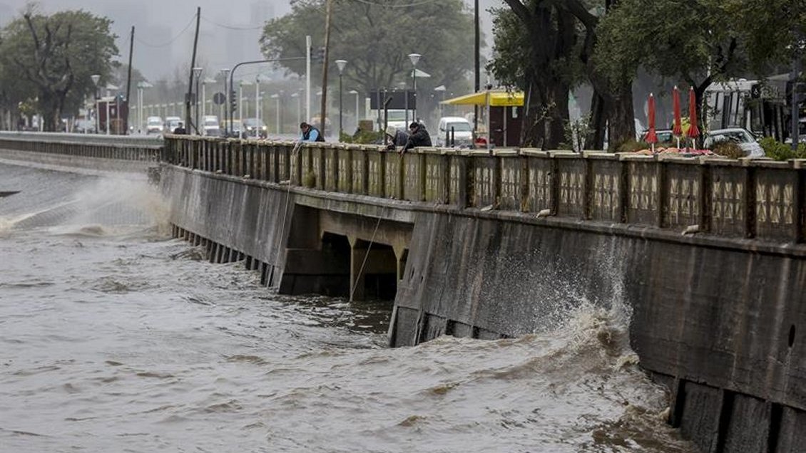 Más de 1.000 personas siguen evacuadas en Argentina por temporal