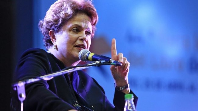  Rousseff: Libre o preso, Lula será presidente  