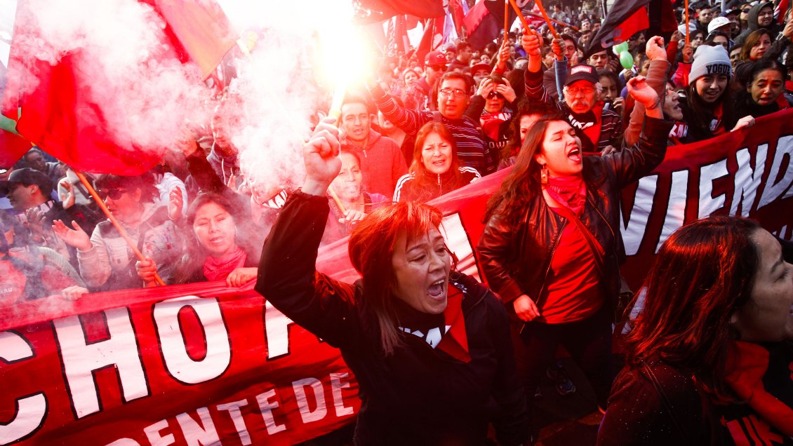 Solicitud de políticas de género y debate por brecha salarial marcan Día del Trabajador en Chile