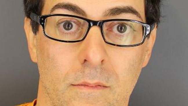 Ex director de CNBC confesó que espiaba a niñera en el baño