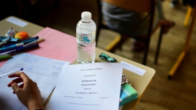 Joven penquista usó una botella para copiar y su idea se viralizó