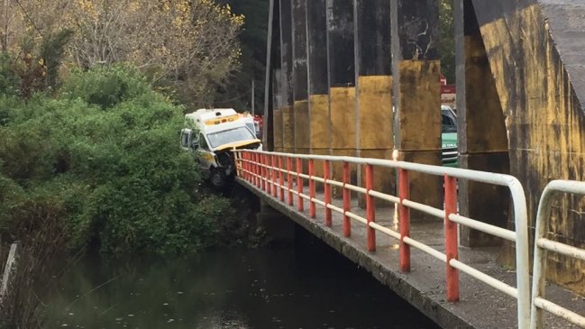 Ambulancia impactó en acceso a puente en ruta Valdivia-Paillaco