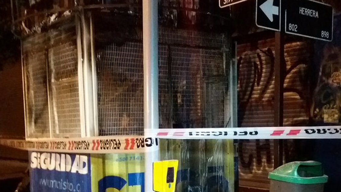 Municipalidad de Santiago se querellará por ataque incendiario contra caseta de seguridad