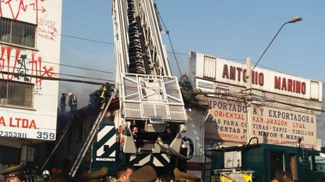 Incendio en fábrica textil moviliza a Bomberos en Independencia