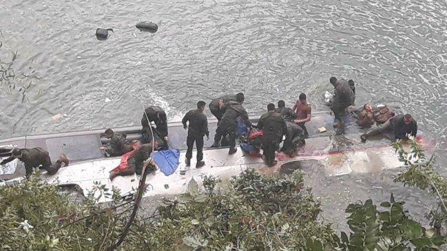 Bus militar volcó y cayó al mar en Cochamó