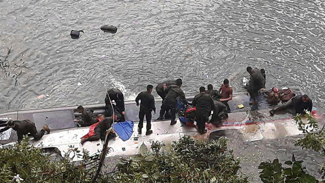 Accidente de bus en Cochamó: Evalúan traslado a Santiago de sargento gravemente herido