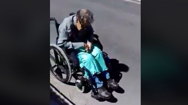 Denuncian que anciano no puede pasar por la vereda hacia su casa por autos mal estacionados