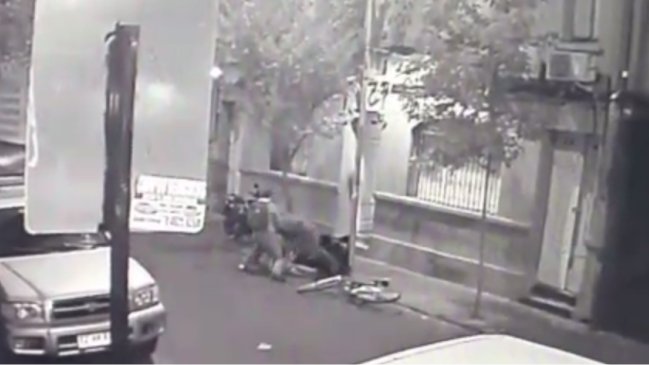 Dos personas heridas tras robo frustrado en Santiago: Comunidad china se defendió con machetes