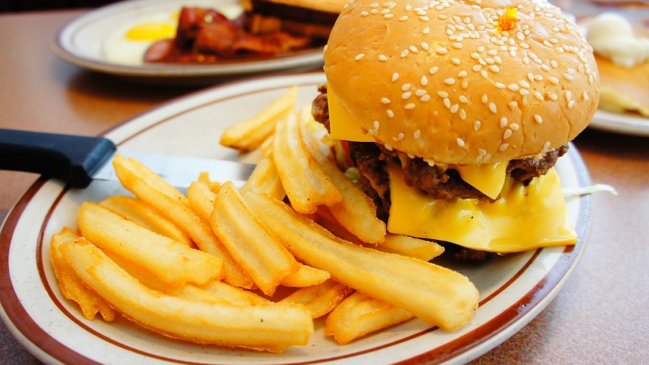 Beca Junaeb dirá adiós desde la próxima semana a las papas fritas, bebidas y hamburguesas