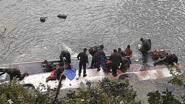 Peritajes al bus del fatal accidente en Cochamó se realizarán tras extraerlo del agua