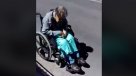 Denuncian que anciano no puede pasar por la vereda hacia su casa por autos mal estacionados