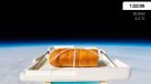 Envió un pan a la estratosfera y se lo comió a su regreso a la Tierra