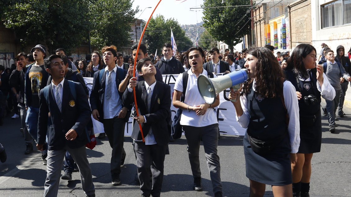 Secundarios presentaron recurso de protección contra intendenta Rubilar por cambio de ruta de marcha