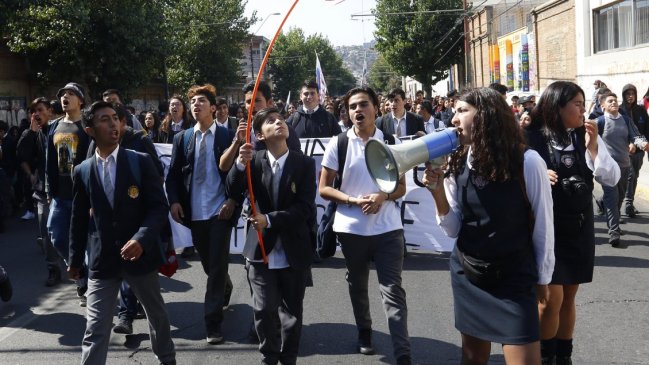 Secundarios presentaron recurso de protección contra intendenta Rubilar por cambio de ruta de marcha