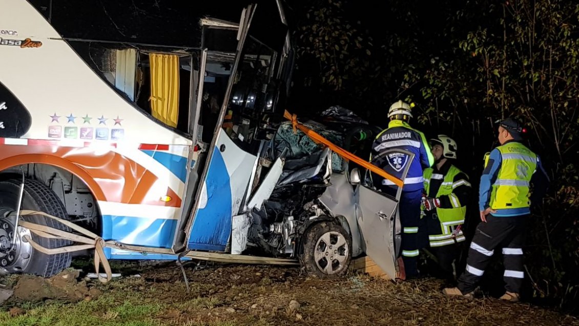Bus interprovincial colisionó con automóvil en ruta Valdivia - Paillaco